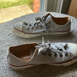 Light gray Converse low tops Women’s 9.5
